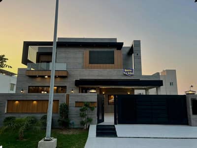 1 KANAL ELEGANT AND SLIGHTLY USED SUPER HOT LOCATED BUNGALOW IS AVAILABLE IN THE BEST BLOCK OF DHA LAHORE.