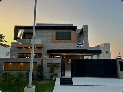 1 KANAL ELEGANT AND SLIGHTLY USED SUPER HOT LOCATED BUNGALOW IS AVAILABLE IN THE BEST BLOCK OF DHA LAHORE.