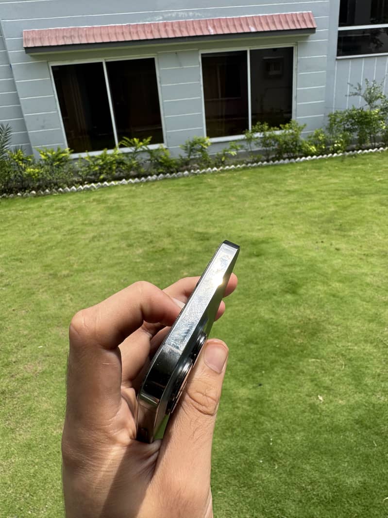 Apple iPhone 13 Pro Max 1