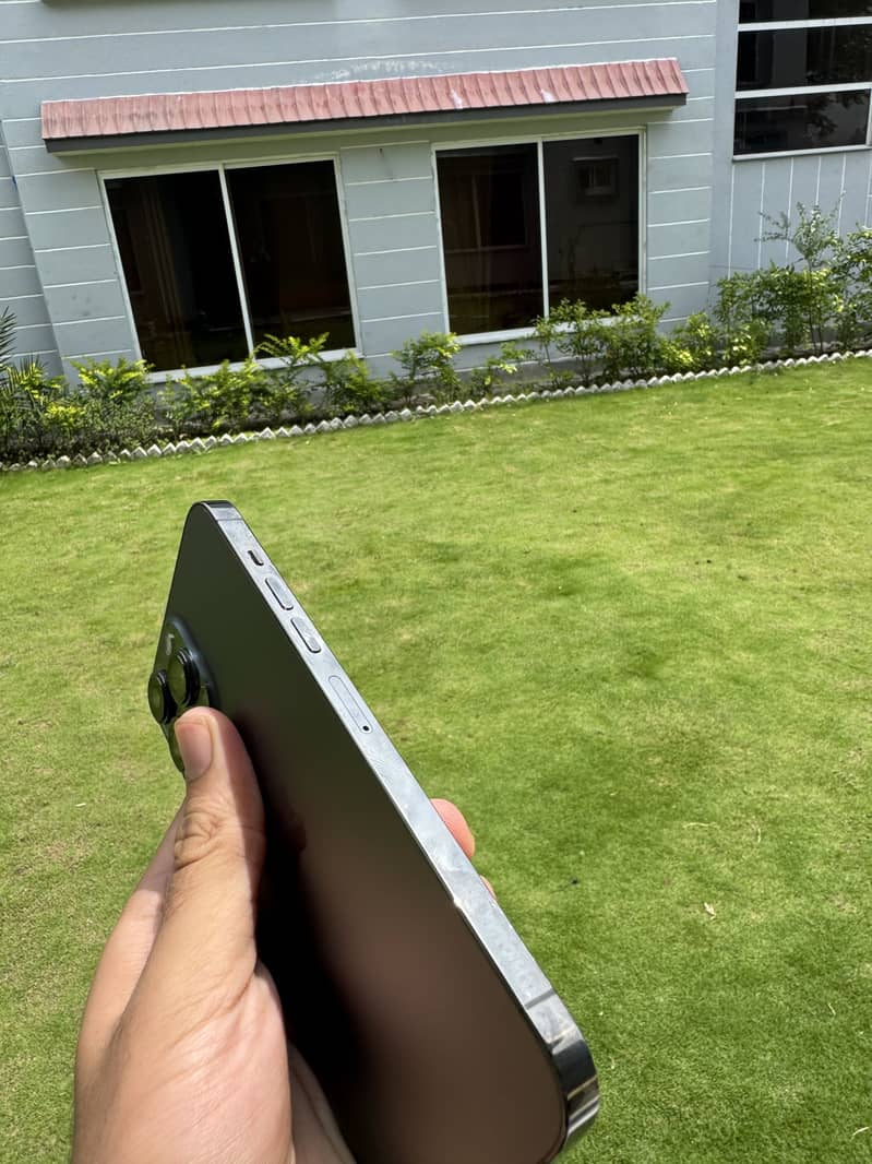 Apple iPhone 13 Pro Max 2