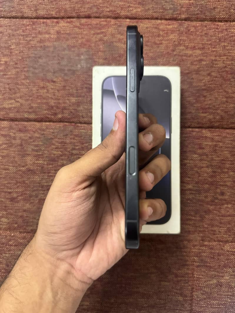 Apple iPhone 16 Pro Max 2