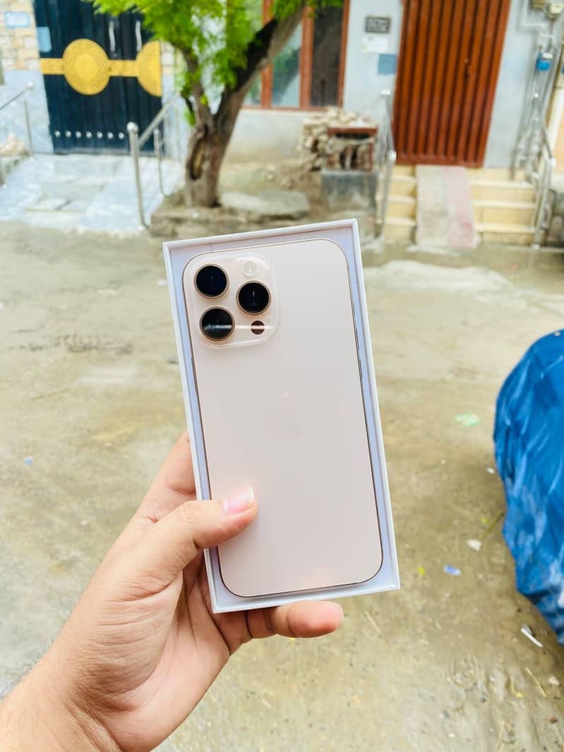 Apple iPhone 16 Pro Max 0