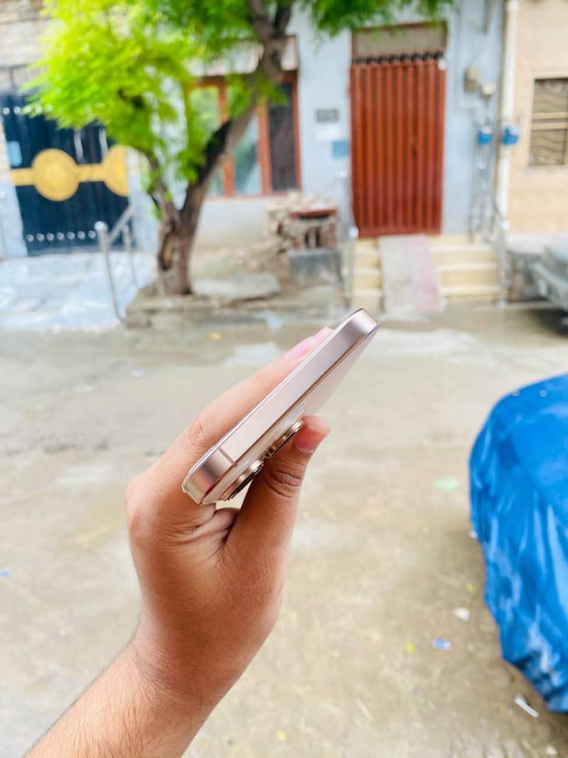 Apple iPhone 16 Pro Max 2