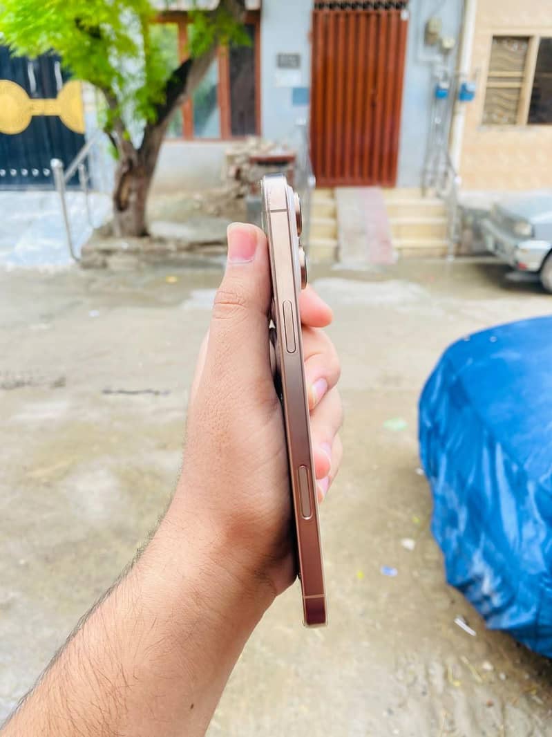 Apple iPhone 16 Pro Max 3