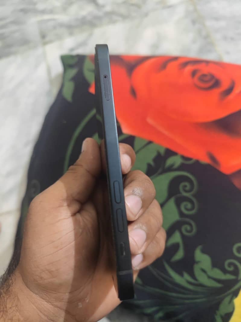 Apple iPhone 12 4