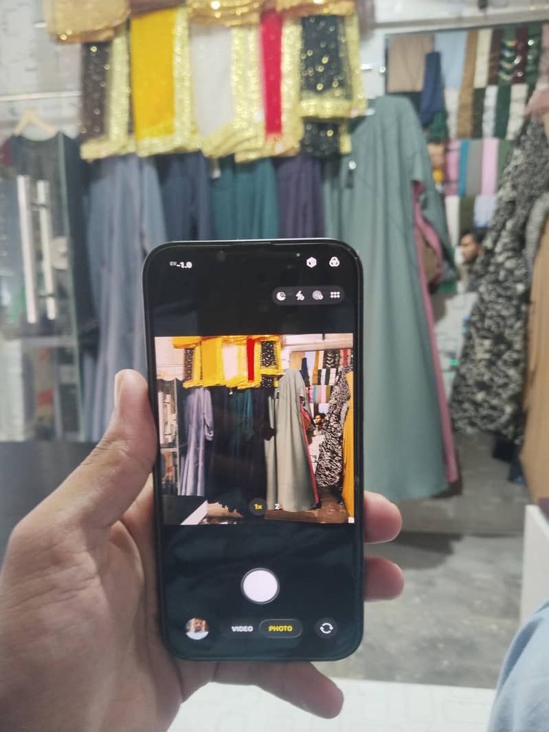 Apple iPhone 16e 2