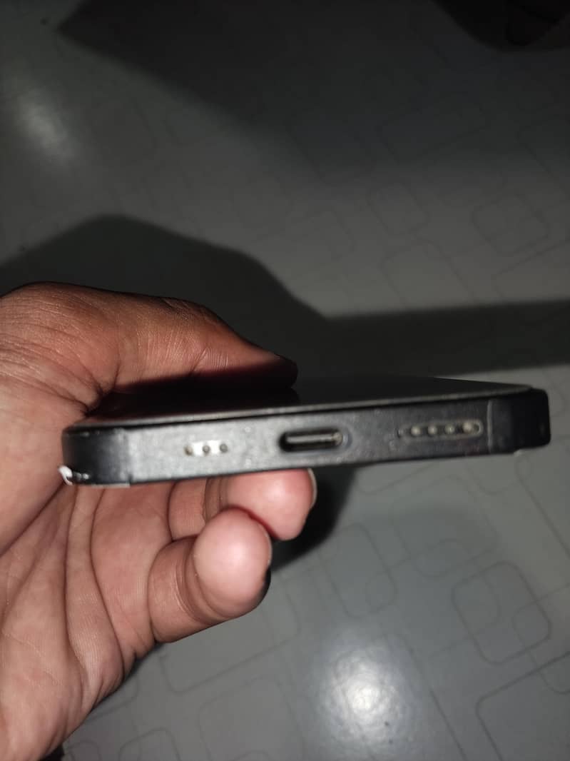 Apple iPhone 16e 4