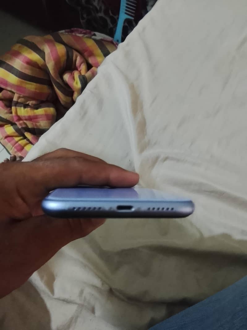 Apple iPhone 11 3