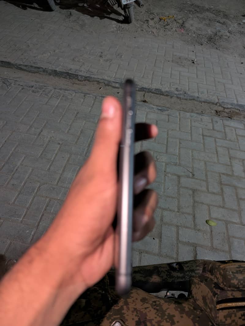 Apple iPhone 11 3