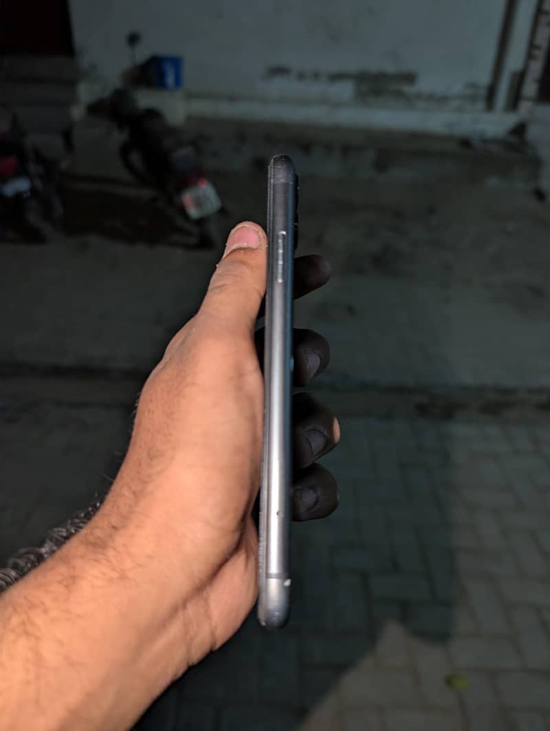 Apple iPhone 11 4