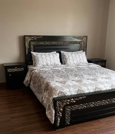 Queen bed with side tables and dressing table