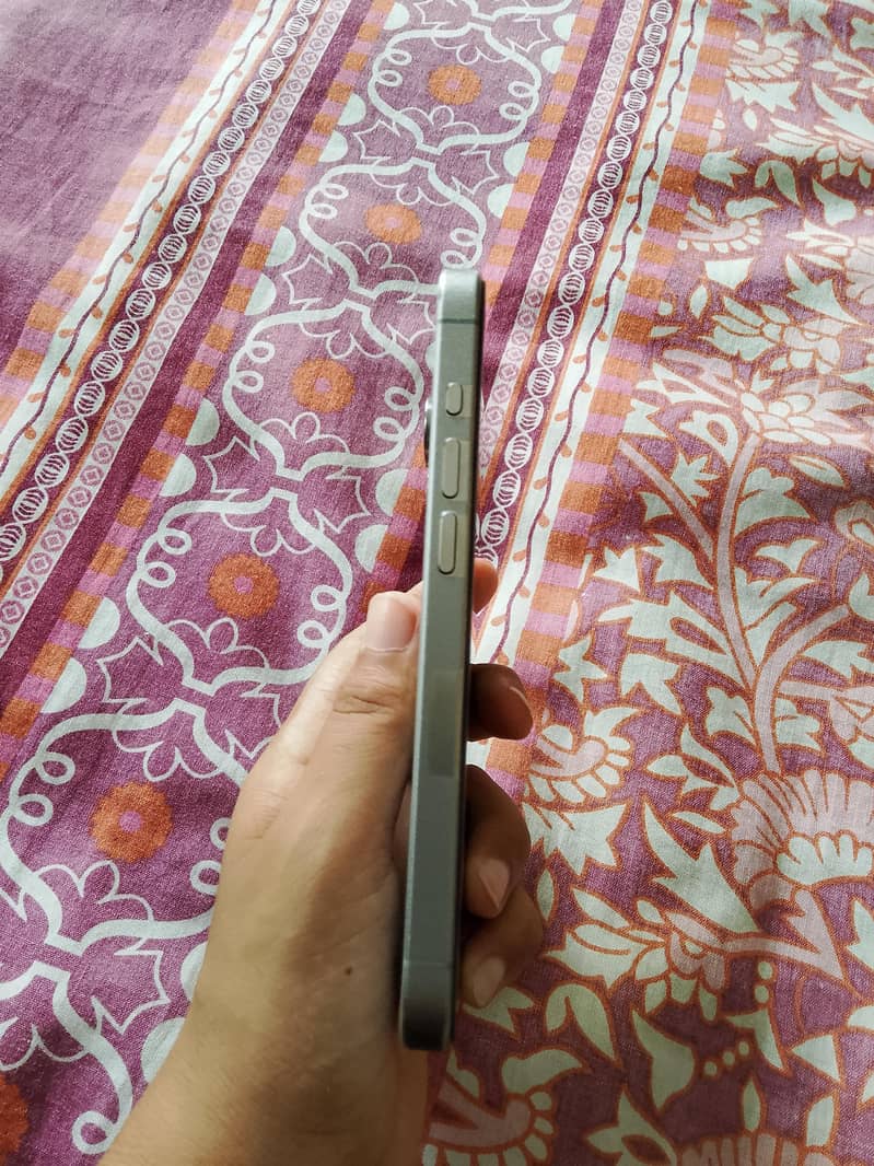 Apple iPhone 15 Pro 3