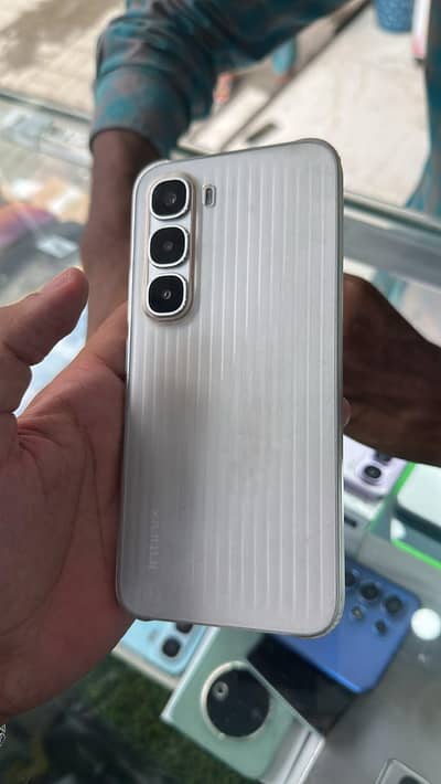 infinx hot 60 pro 8 128 with all assesries only 52000