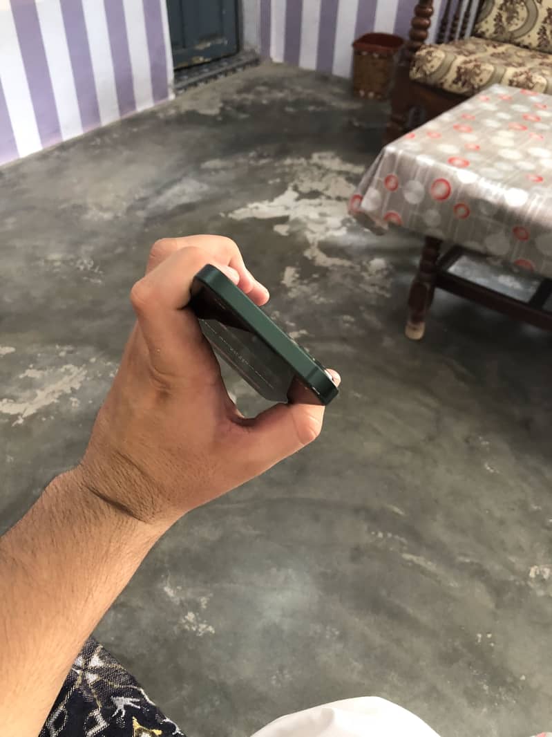 Apple iPhone 13 4