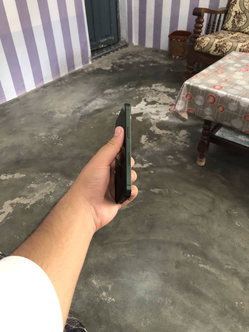 Apple iPhone 13 7