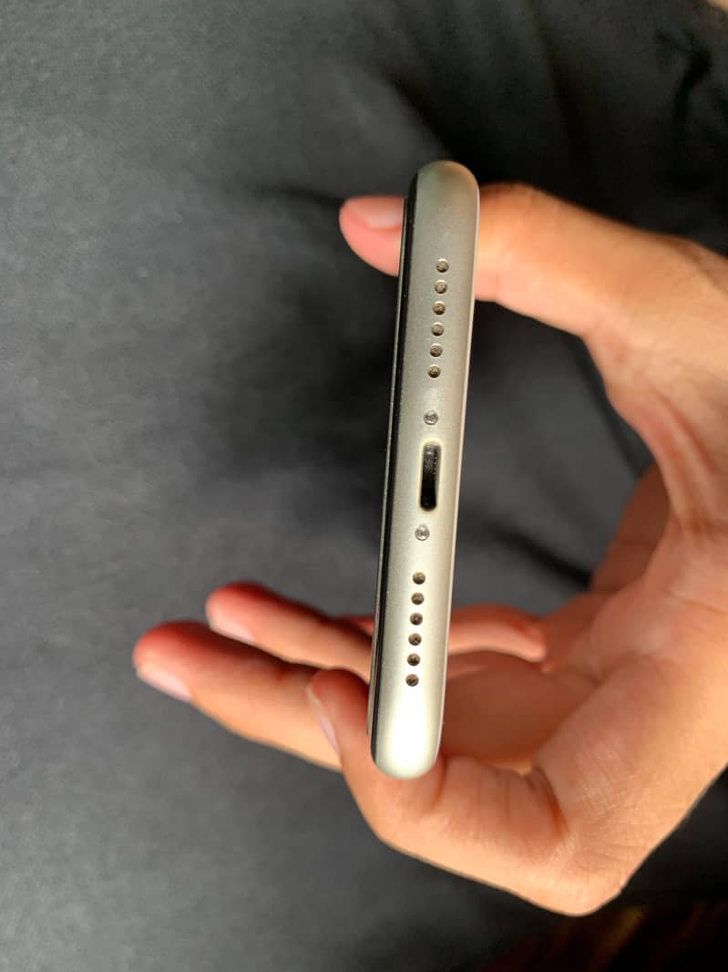 Apple iPhone 11 4