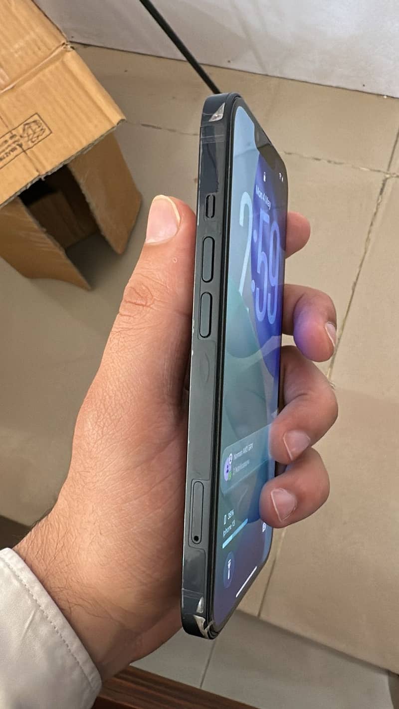Apple iPhone 13 2
