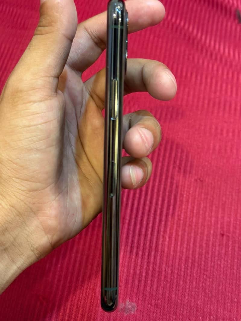 Apple iPhone 11 Pro 4