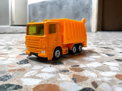Original SIKU Die-Cast Garbage Truck – 1:64 – Collectible