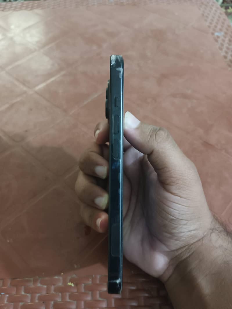 Apple iPhone 15 4