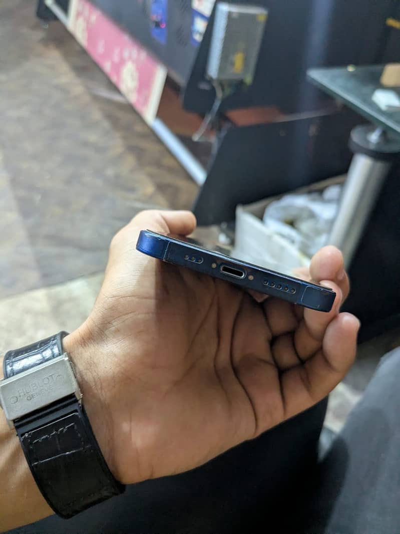Apple iPhone 12 4
