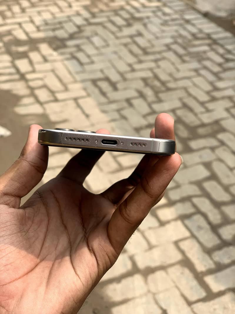 Apple iPhone 16 Pro Max 2