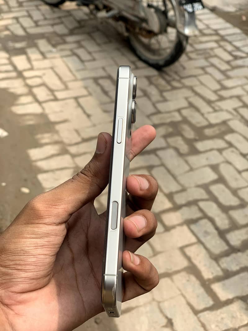 Apple iPhone 16 Pro Max 3