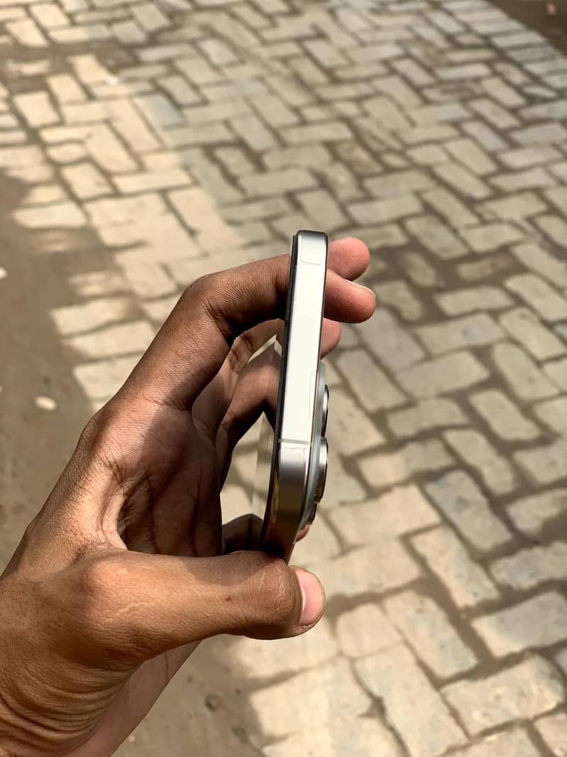 Apple iPhone 16 Pro Max 4
