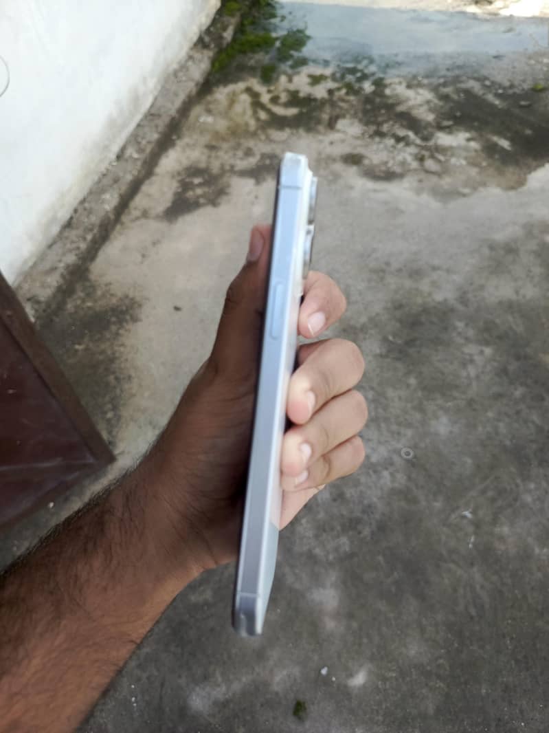 Apple iPhone 15 Pro Max 2
