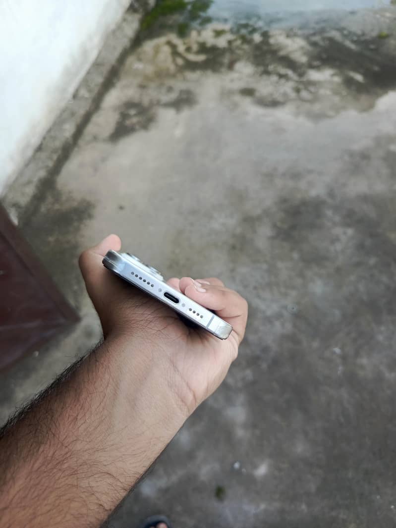 Apple iPhone 15 Pro Max 4