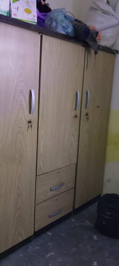 Almari & Diwaider full size hai urgent sale Condition 10/9