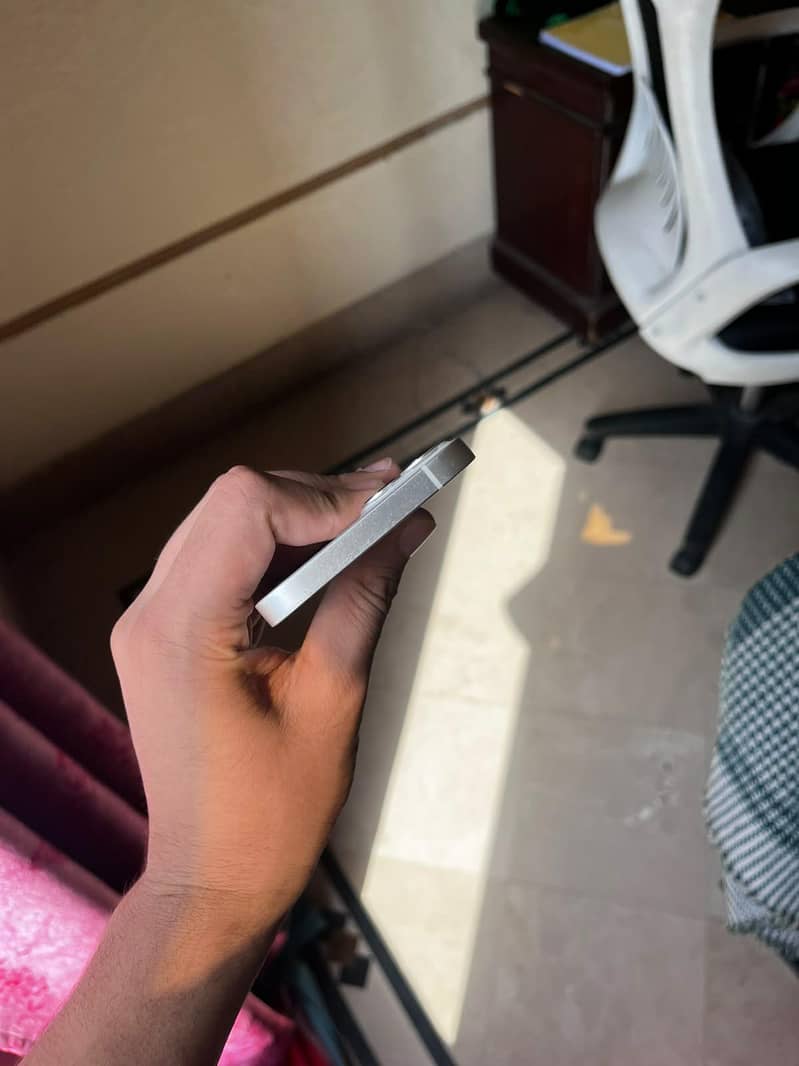 Apple iPhone 13 5
