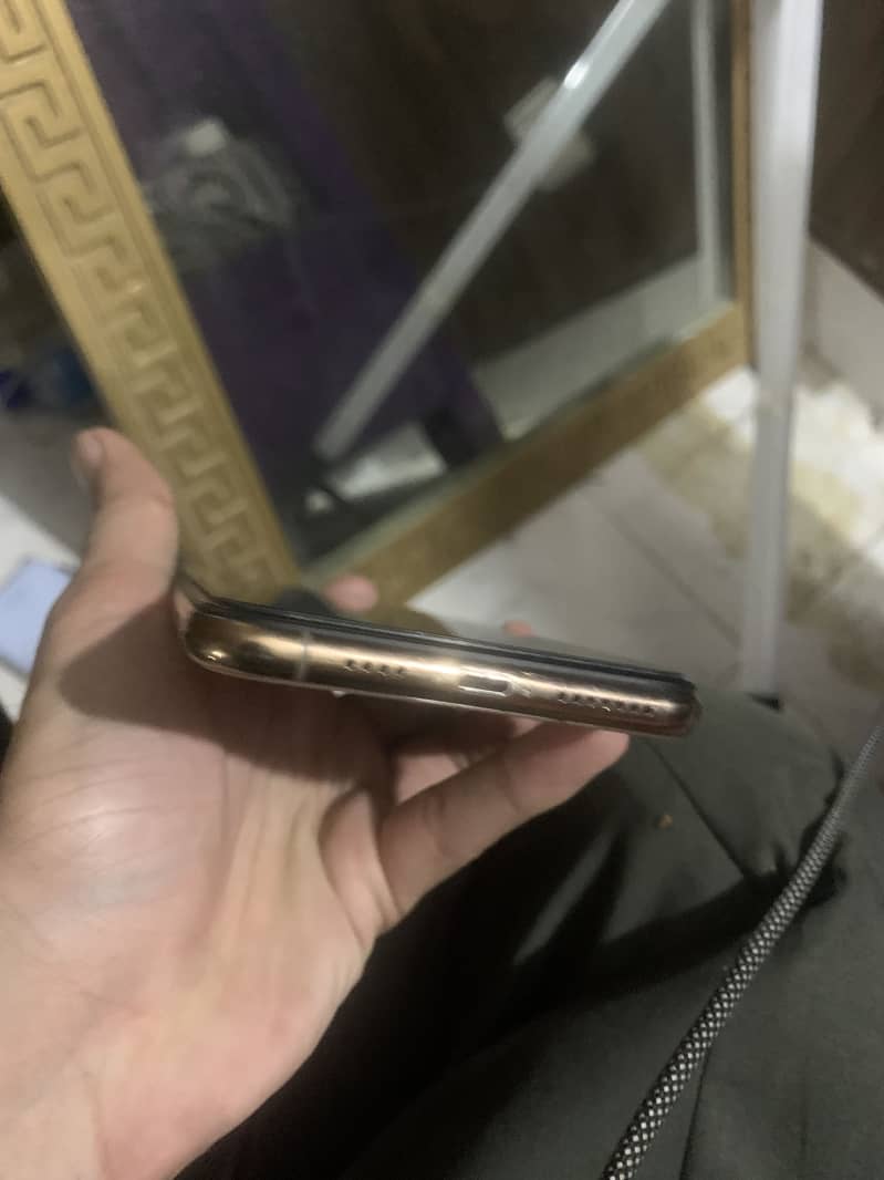 Apple iPhone 11 Pro Max 4