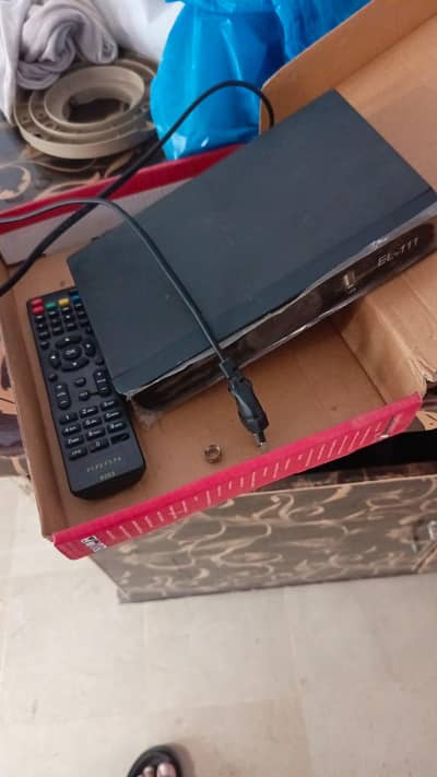 2 Dishes and Complete Tv box with 25 foot cable