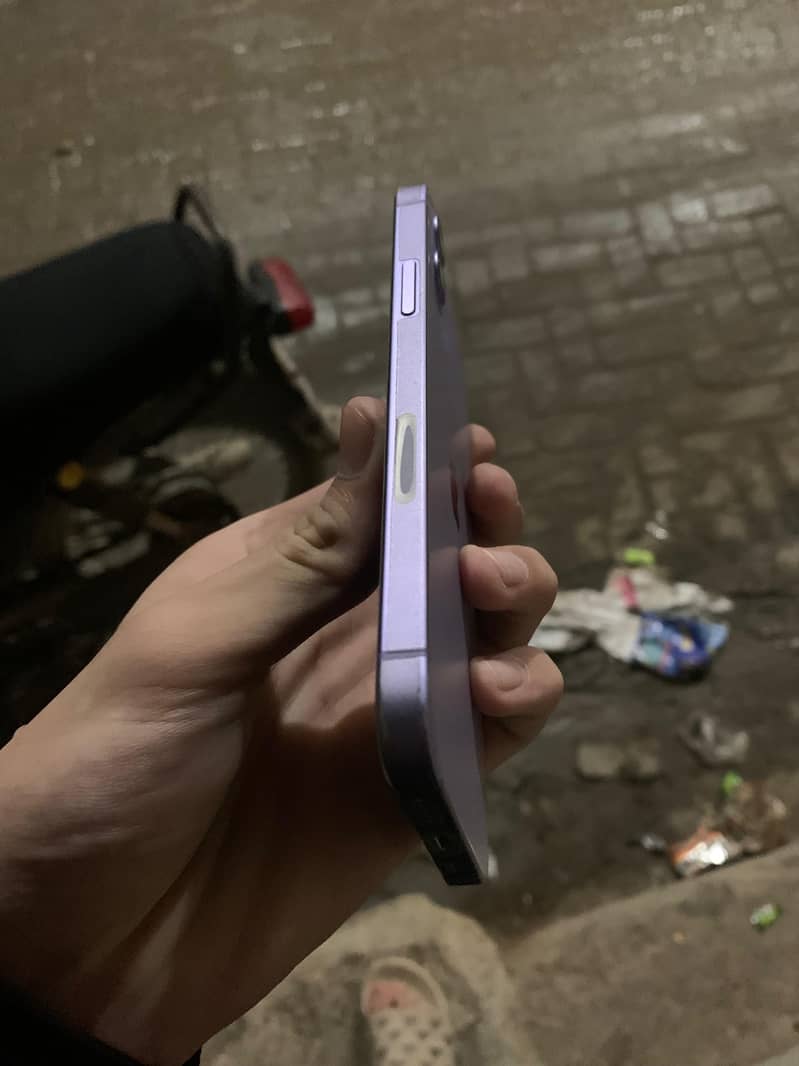 Apple iPhone 12 4