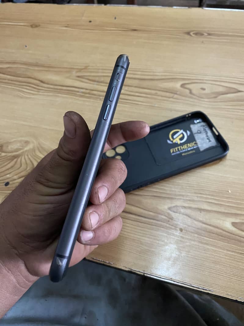 Apple iPhone 11 4