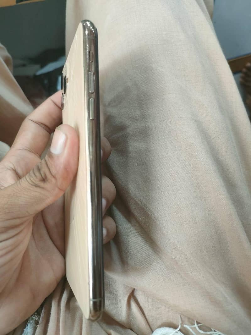 Apple iPhone 11 Pro Max 4