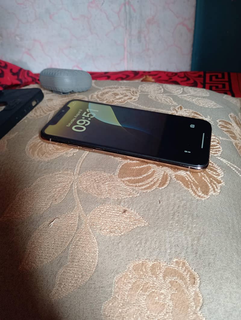 Apple iPhone XS 4