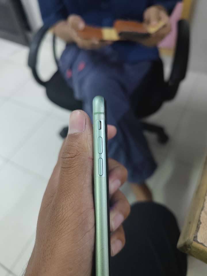 Apple iPhone 11 4