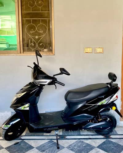 ELECTRIC SCOOTY BIKE (BRAND NEW BATTERY AND CHARGER AND HELMET)