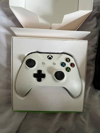 Xbox One with Box ---orignal Controller 