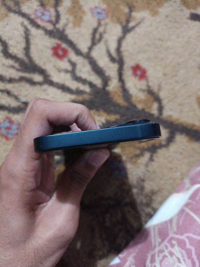 Apple iPhone 13 8