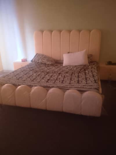 URIgnt sale hai new bed 1 week phly liya hay call 03146202991