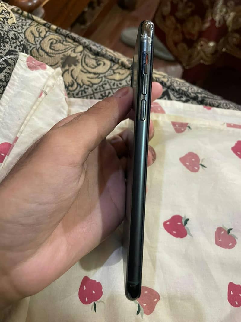 iphone 11 pro max 4