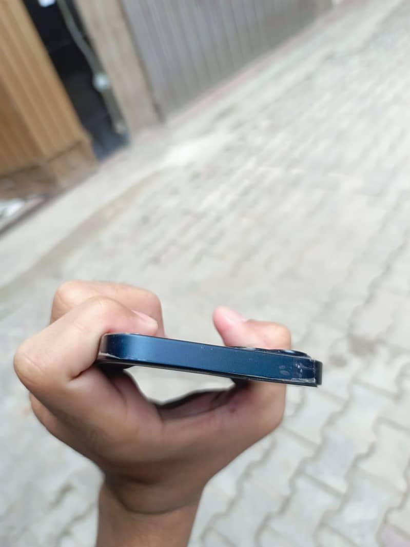 Apple iPhone 13 5