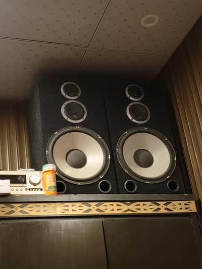 Amplifier or speaker