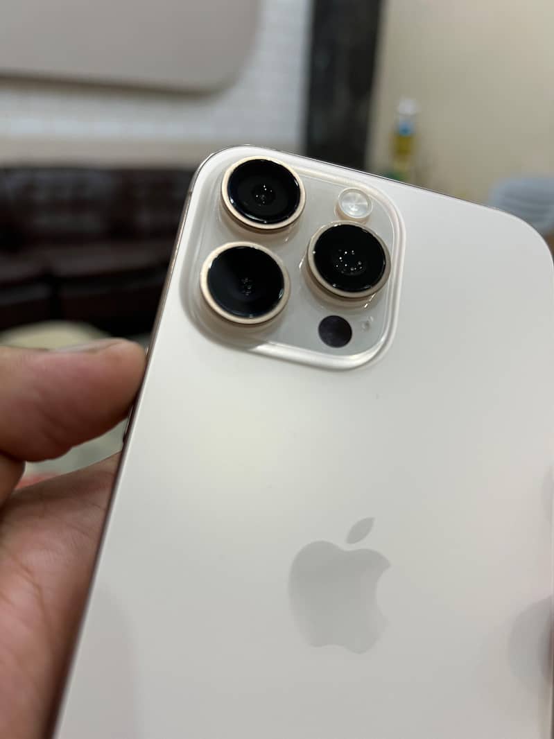 iPhone 16 Pro Max 4