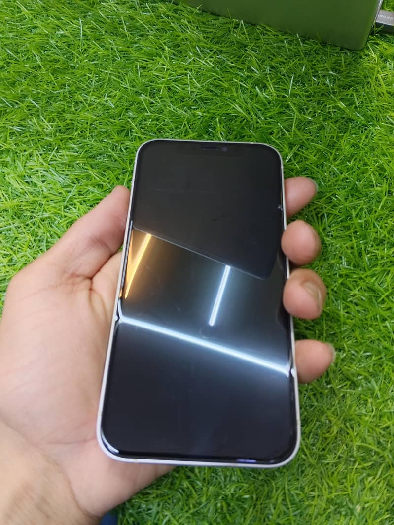 Apple iPhone 12 4