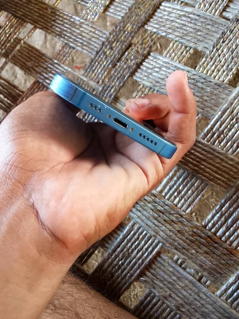 Apple iPhone 13 2