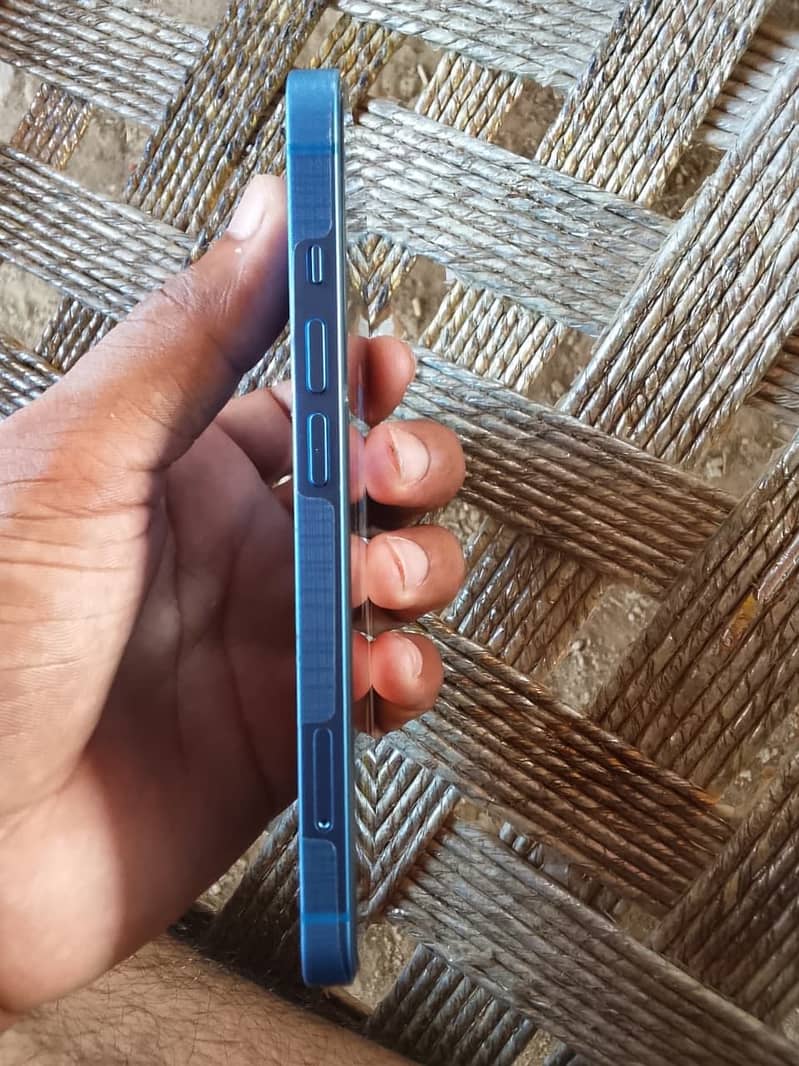 Apple iPhone 13 5